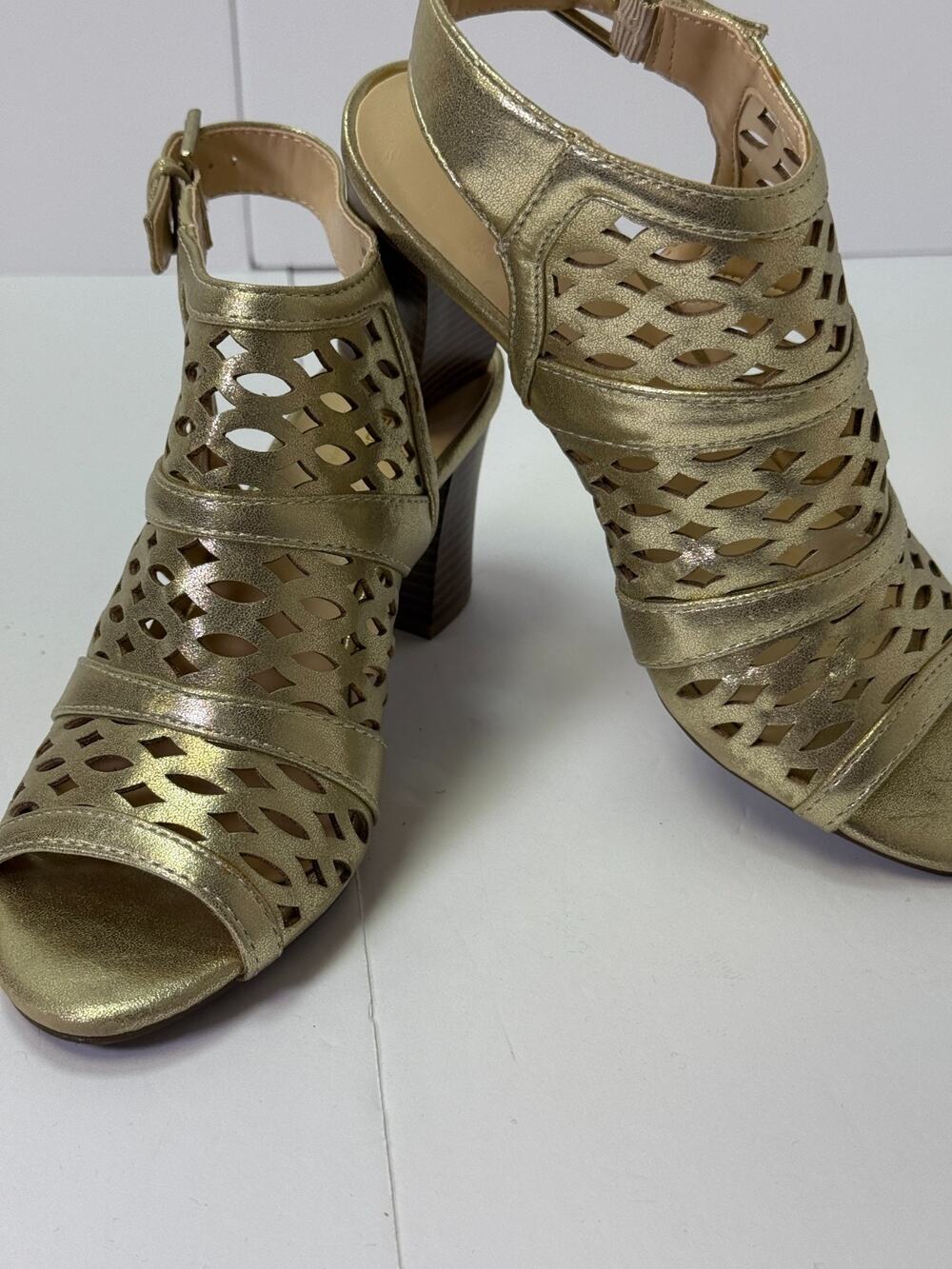 Gold Cutout Block Heel Sandals Open Toe Ankle Strap Dress Size 6M Liz Claiborne
